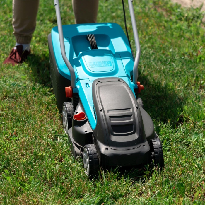 Tonte de pelouse avec une tondeuse électrique
